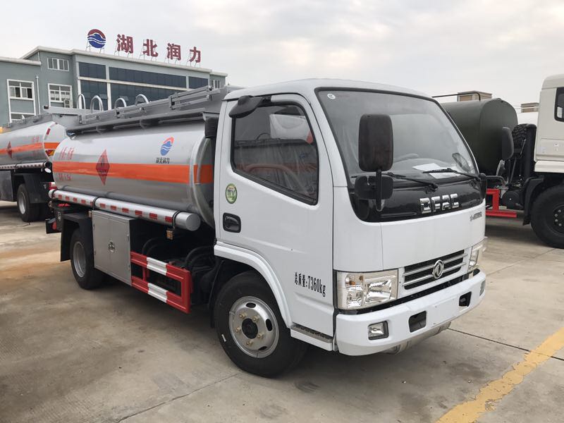 東風(fēng)多利卡玉柴115馬力發(fā)動(dòng)機(jī)5噸運(yùn)油車