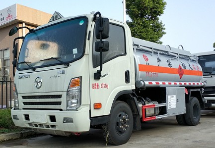 大運(yùn)小型加油車圖片