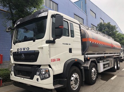 齊星生產(chǎn)的重汽豪沃油罐車(chē)圖片