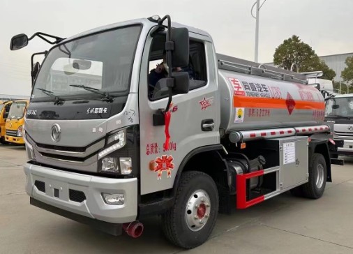 東風(fēng)多利卡5噸油罐車